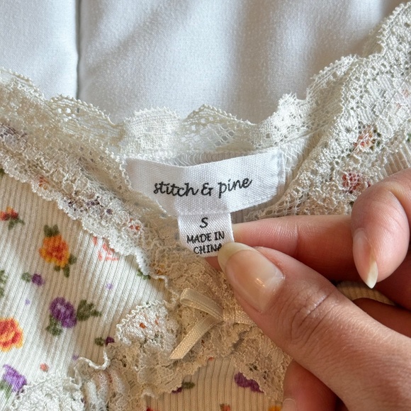 Stitch & Pine Cream Floral Lace V-neck Tank - Picture 4 of 6